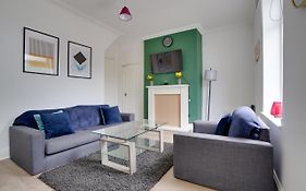 Modern And Spacious 3-Bedroom House - Free Parking, Fast Wi-Fi, Ideal For Up To 7 Guests